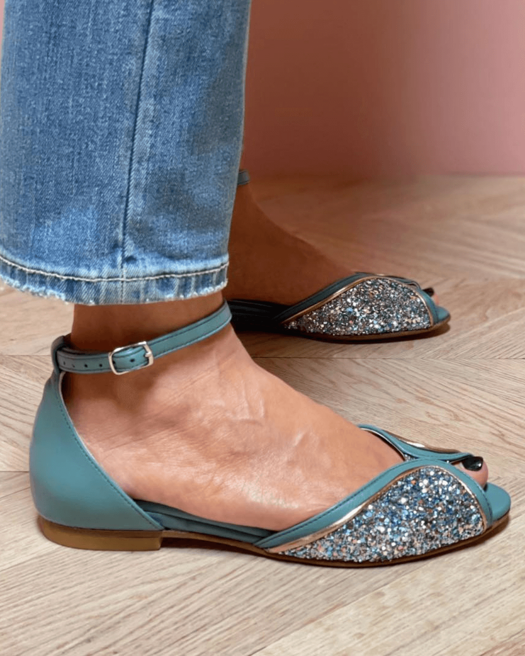 VIOLA | GLÄNZENDE PEEP-TOE-SANDALEN MIT FERSENRIEMEN