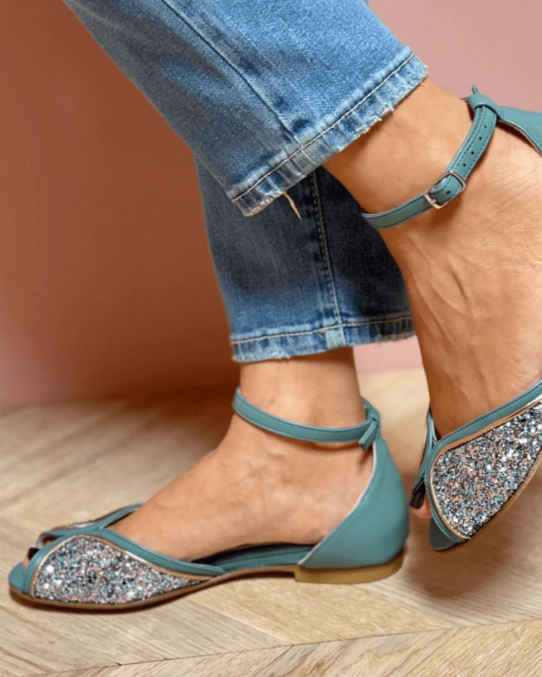 VIOLA | GLÄNZENDE PEEP-TOE-SANDALEN MIT FERSENRIEMEN