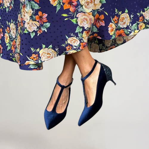 ANOUK | GLÄNZENDE MARINEBLAUE KITTENHEELS MIT T-RIEGEL