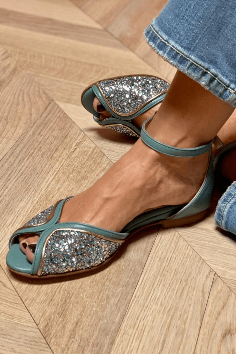 VIOLA | GLÄNZENDE PEEP-TOE-SANDALEN MIT FERSENRIEMEN